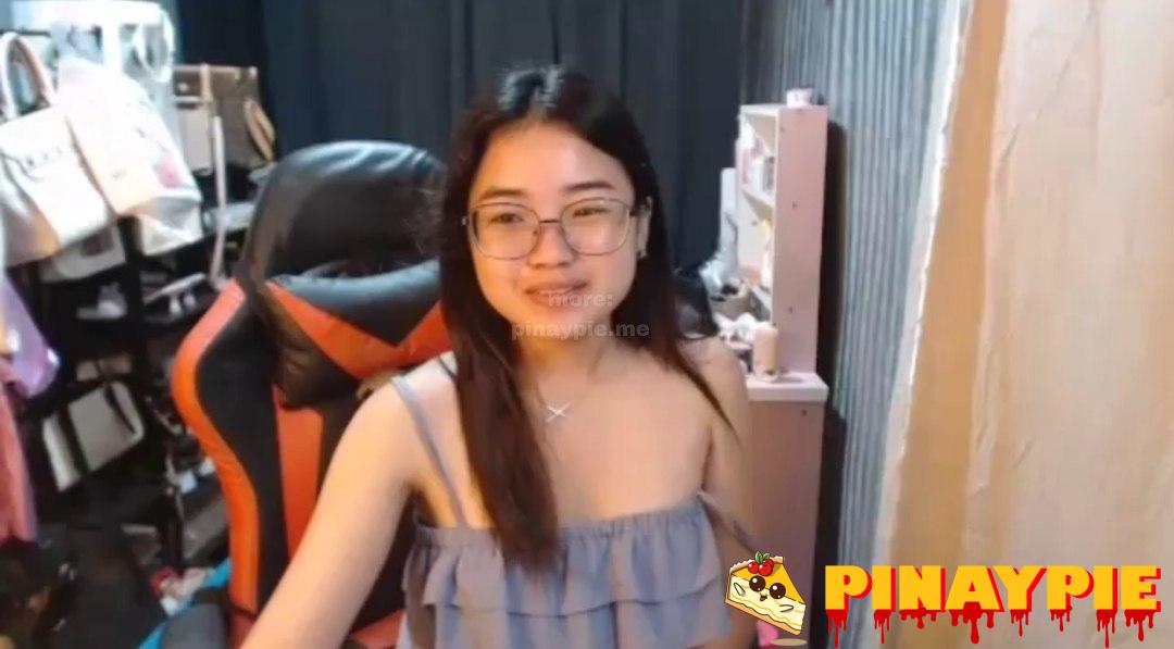 Pinasilip ni ganda ang kanyang makinis na mangga